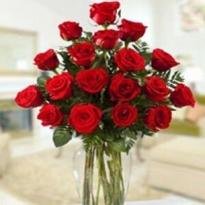 Red-Roses-in-Vase