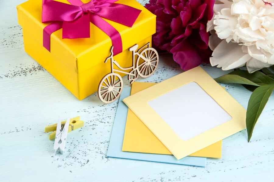 blank-note-yellow-gift-box-with-bow_110491-845_11zon